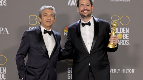 Santiago Mitre y Ricardo Darin posan con el premio a mejor película de habla no inglesa en la 80ª edición de los Premios Globo de Oro