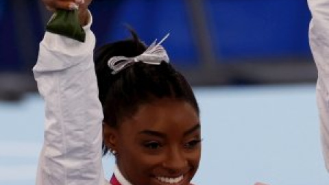 Simone Biles competirá en la final de barra de equilibrio