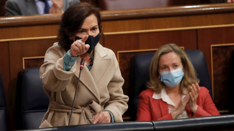 21/04/2021.- La vicepresidenta Primera del Gobierno, Carmen Calvo, inteviene en la sesión de control al Gobierno celebrada este miércoles en el Congreso. EFE/Juan Carlos Hidalgo