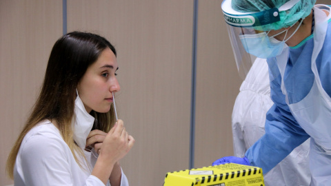 Una estudiant fent-se una prova PCR a Tortosa.