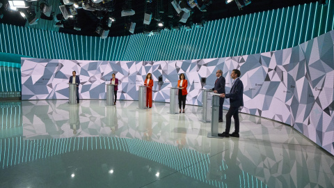 Pablo Iglesias (Unidas Podemos), Rocío Monasterio (Vox), Mónica García (Más Madrid), Isabel Díaz Ayuso (PP), Ángel Gabilondo (PSOE), y Edmundo Bal (Cs), al inicio del primer debate electoral previo a los comicios a la Asamblea de Madrid, en Telemadr