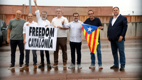 Pla general dels set presos independentistes de Lledoners a les portes del centre penitenciari. Imatge del 23 de juny del 2021