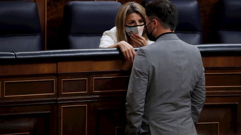 La vicepresidenta tercera y ministra de Trabajo, Yolanda Díaz, conversa con el portavoz de ERC Gabriel Rufián durante la nueva sesión de control al Gobierno de este miércoles en el Congreso de los Diputados.