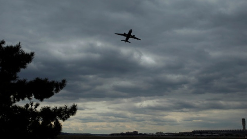 07/11/2021 Un avión de pasajeros despega del aeropuerto estadounidense Ronald Reagan, en una imagen de archivo.