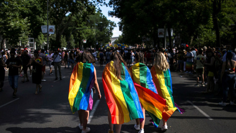 Asistentes a la manifestación del Orgullo con el lema principal "Conquistando la igualdad, TRANSformando la sociedad". EFE