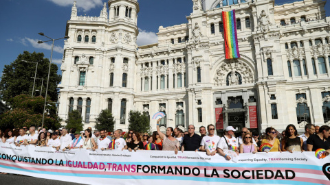 Cabecera de la manifestación del Orgullo frente al Ayuntamiento de Madrid, con la bandera arcoiris. EFE/J.J. Guillén