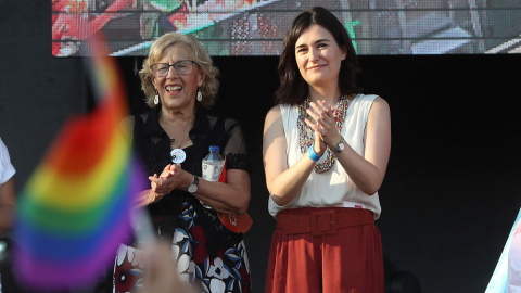 La alcaldesa de Madrid, Manuela Carmena (i), junto a la ministra de Sanidad, Carmen Montón en el escenario instalado en la plaza de Colón de Madrid donde ha finalizado la manifestación del Orgullo. EFE