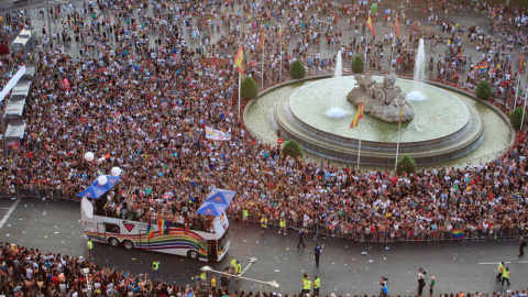 Una de las carrozas del desfile del Orgullo Gay pasa por la plaza de Cibeles, en Madrid. EFE