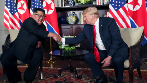 Kim Jong Un y Donald Trump estrechan sus manos antes de su conversación privada enmarcada en la cumbre celebrada en el Hotel Capella de la isla de Sentosa (Singapur). /REUTERS