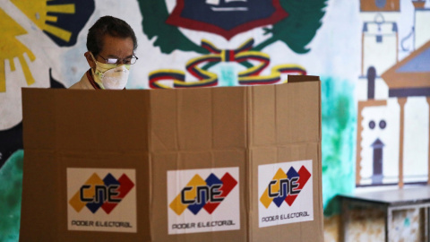 Un hombre emite su voto en Caracas, Venezuela