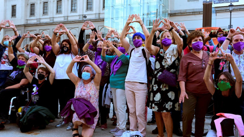 Un momento de la concentración 'Día de Acción Global por el Aborto Legal, Seguro y Accesible', este martes en la Plaza del Museo Nacional Reina Sofía de Madrid.