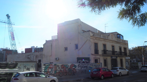 La casa de Eduard, la única que queda en pie en toda una manzana en la que, actualmente, se construyen edificios de oficinas.