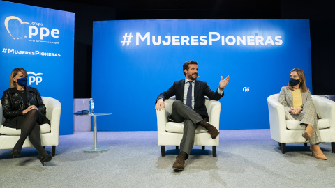 El líder del PP, Pablo Casado, junto a la vicesecretaria de Política Social, Ana Pastor, y la eurodiputada Rosa Estarás, en un acto celebrado el pasado 8 de marzo.