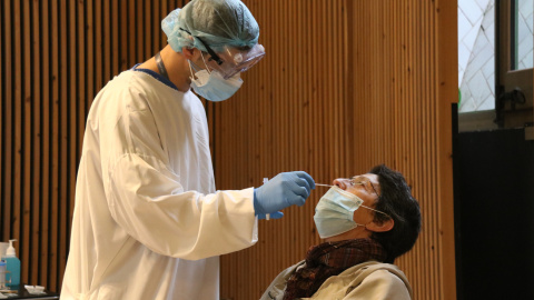 Una dona fent-se una prova amb test d'antígens al cribratge al recinte modernista de l'hospital Sant Pau de Barcelona.