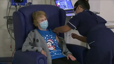 La primera en recibir la vacuna de Pfizer: una mujer inglesa de 90 años que quiere pasar la Navidad con sus nietos