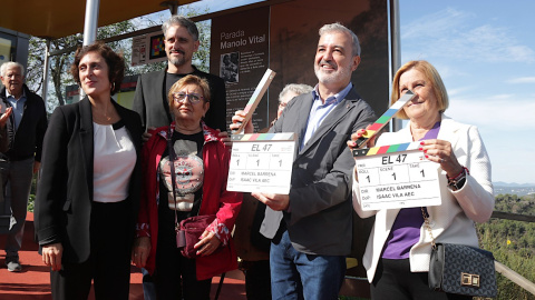 19/10/2024 - Clara Segura, Marcel Barrena i Jaume Collboni davant la parada de bus dedicada a Manolo Vital, a Torre Baró.