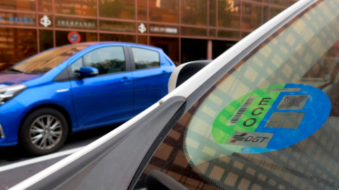 Distintivo ambiental de la Dirección General de Tráfico (DGT) en un coche.