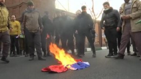 Decenas de iraníes protestan en la embajada de Francia en Teherán por las últimas publicaciones de Charlie Hebdo