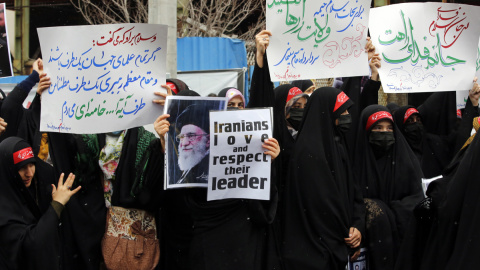 Varias mujeres sostienen pancartas y una foto del líder supremo iraní, el ayatolá Ali Khamenei, durante una protesta frente a la embajada francesa en Teherán, Irán, el 11 de enero de 2023.