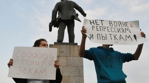 Los participantes sostienen pancartas durante una manifestación en apoyo del político opositor ruso encarcelado Alexei Navalny en Vladivostok, Rusia, el 21 de abril de 2021.