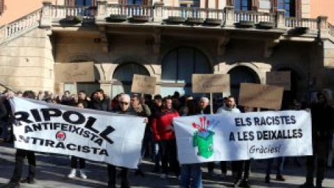 Protesta a Ripoll per defensar el dret a l'empadronament dels migrants: "Cap persona és il·legal"