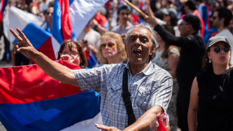 impatizantes del Partido Frente Amplio participan en la denominada Caravana de la Victoria este domingo, en Montevideo (Uruguay)