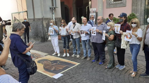 Protesta ultracatólica a las puertas del Palacio de las Artes de Nápoles contra la exposición 'Disparar con los dedos'.