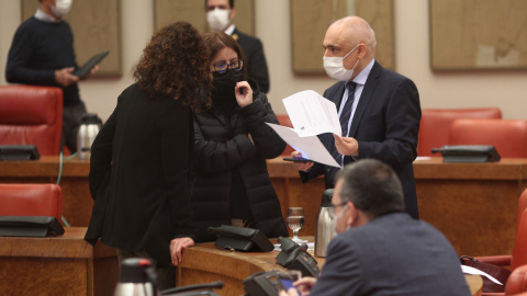 30/11/2020.- El secretario general del Grupo Socialista en el Congreso, Rafael Simancas, y la portavoz del PSOE en el Congreso, Adriana Lastra (c), charlan durante una Junta de Portavoces en la Cámara Baja.