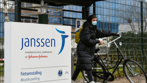 Una dona amb la seva bicicleta a la filial de Johnson&Johnson, Janssen, a Leiden, Països Baixos, el 9 de març de 2021.