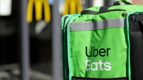 Un hombre con una mochila de Uber Eats.- REUTERS/Eva Plevier.