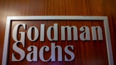 Hasta 105 horas de trabajo a la semana: así son las "inhumanas" condiciones de un grupo de trabajadores de Goldman Sachs