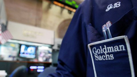 Un operador en el puesto de Goldman Sachs en el patio de negociación de la Bolsa de Nueva York (NYSE, por sus siglas en inglés), en Wall Street. REUTERS/Brendan McDermid