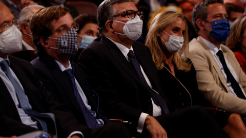 El alcalde de Madrid, José Luis Martínez-almeida (2i) junto al expresidente de la Comisión Europea y de Portugal, José Manuel Durao Barroso (c), durante la tercera jornada de la convención nacional del Partido Popular, este miércoles en Madrid.