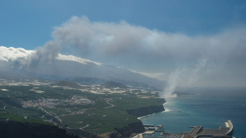 La colada del volcán de La Palma, que llegó al mar la pasada noche, ha formado un pequeño delta de lava.