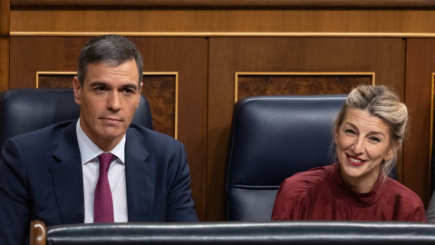 El presidente del Gobierno, Pedro Sánchez y la vicepresidenta segunda y ministra de Trabajo, Yolanda Díaz, durante una sesión de control al Gobierno, en el Congreso de los Diputados