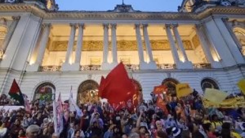 Miles de brasileños salen a la calle en Brasil en defensa de la democracia