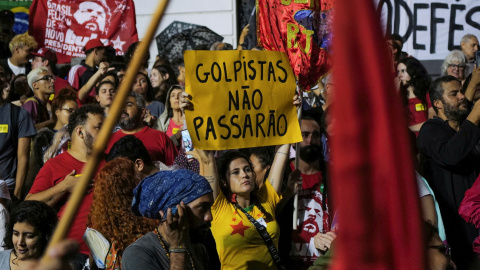 Una mujer sujeta una pancarta en la que se lee "Los golpistas no pasarán" en Río de Janeiro a 10 de enero de 2023