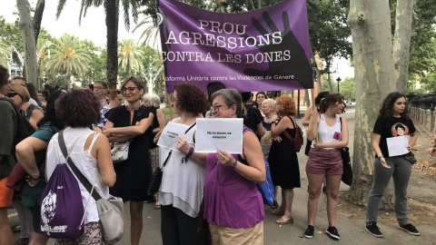 08.07.2019 - A las puertas de la Audiencia se han concentrado una cincuentena de personas convocadas por la Plataforma unitaria contra la violencia de género, con la pancarta 'Basta agresiones contra las mujeres' y otros carteles con el mensaje 'No es ab