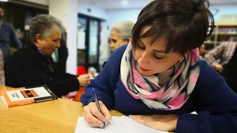 Nuria González firmando su libro 'Vientres de alquiler'