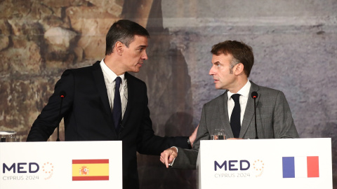 El presidente del Gobierno, Pedro Sánchez y el presidente de la República Francesa, Emmanuel Macron, durante una cumbre en Chipre.