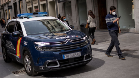 Un coche de la Policía Nacional patrulla por las inmediaciones de la Puerta del Sol, en Madrid, a 26 de marzo de 2021.