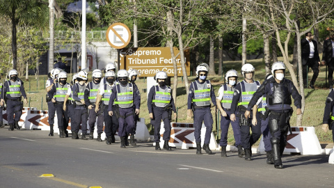 Policía antidisturbios en los aledaños del Tribunal Supremo en Brasilia, Brasil.