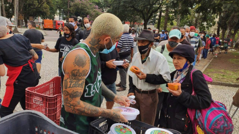 Campaña social de ayuda alimentaria en Curitiba, capital del estado de Paraná. - Jade Azevedo /Coletivo Marmitas da Terra