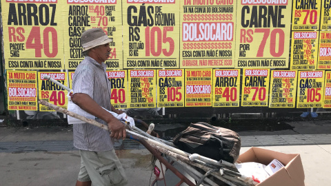 Carteles de protesta en São Paulo ante los altos precios de alimentos y las bombonas de gas. - Roberto Parizotti