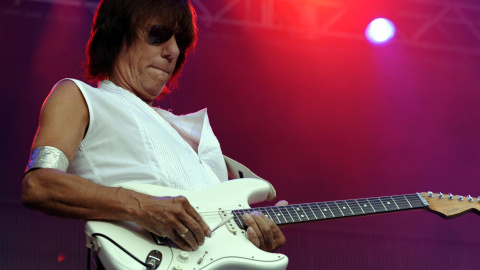 Jeff Beck de Gran Bretaña se presenta durante un concierto de la serie Moon and Stars en la Piazza Grand en Locarno, Suiza, el 10 de julio de 2010