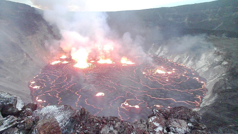 Imagen del cráter del volcán Kilauea en Hawai con la lava incandescente este 30 de septiembre de 2021.