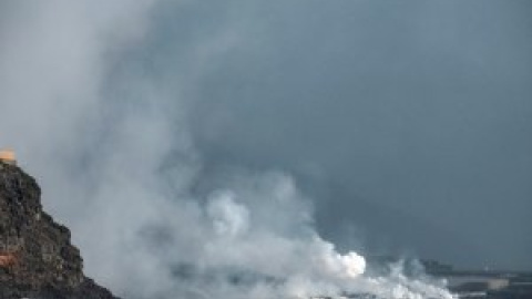 La lava forma en el mar un delta de unos 500 metros de ancho mientras el viento retiene la nube tóxica generada