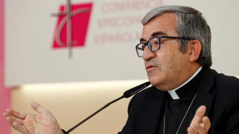 Los obispos le piden a Ayuso que se lea la carta del Papa antes de criticarle