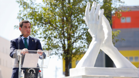 El presidente de la Junta, Juanma Moreno, dirige unas palabras al publico asistente en el acto de inauguración de la escultura-homenaje a los trabajadores de la sanidad en Andalucía. Archivo.