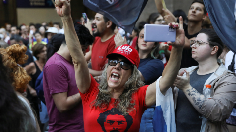 Manifestantes a favor de la democracia salen a las calles después de que miles de simpatizantes del expresidente de ultraderecha Jair Bolsonaro asaltaron el Congreso de Brasil